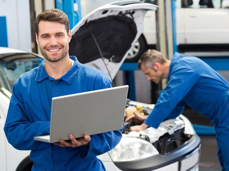 zwei Mechaniker, die die Reparatur und Wartung durchführen bei TOP Markenspezialist Autohaus Sander, Spezialist für Renault und Dacia in Umgebung Lemwerder, Bremen Nord, Bremen, Delmenhorst, Ganderkesee, Berne, Hude