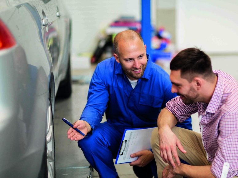 Mechaniker und Kunden besprechen Herstellergarantie beibehalten bei TOP Markenspezialist Autohaus Sander. Spezialist für Renault und Dacia