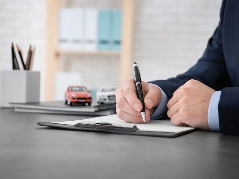 Kunde von Autohaus Sander TOP Markenspezialist für Renault und Dacia unterzeichnet eine Neuwagen-Vollmacht.